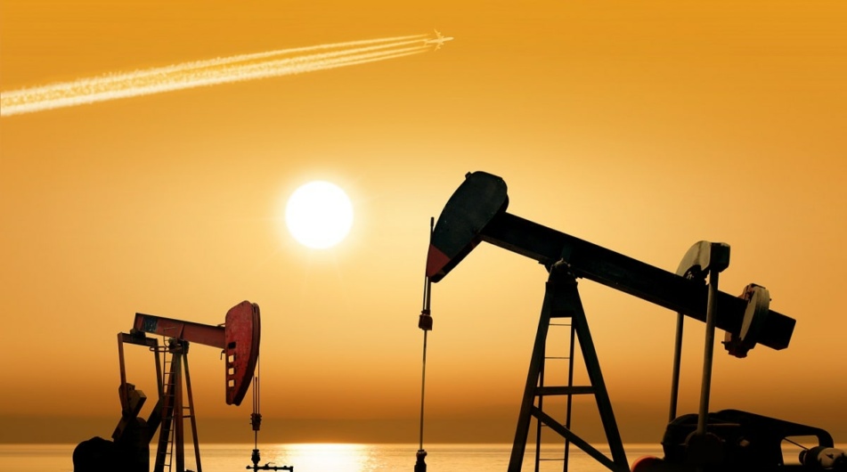 Niskie ceny ropy przy wzroście zapasów w USA – co się dzieje na rynku?