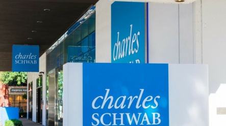 Dochód netto Charlesa Schwaba spadł o 30% – co się dzieje z tą spółką?