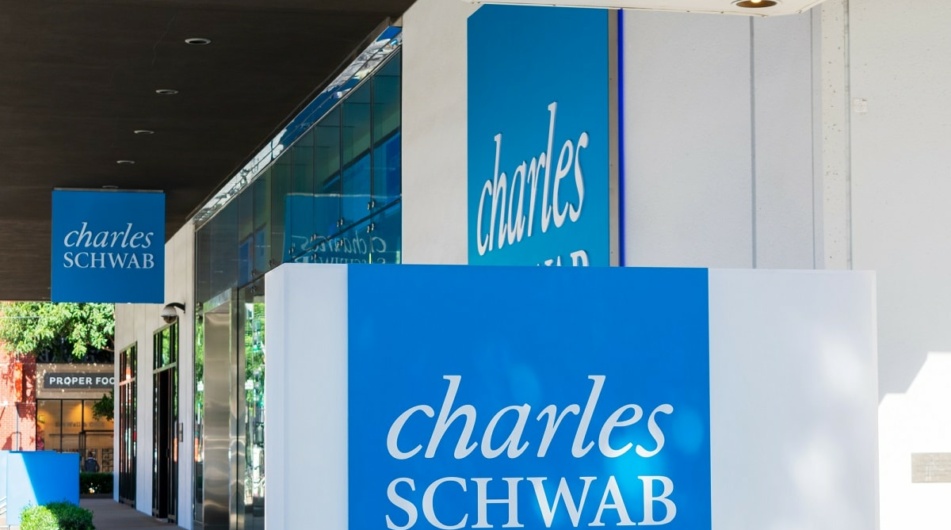Dochód netto Charlesa Schwaba spadł o 30% – co się dzieje z tą spółką?