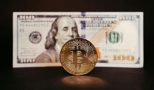 bitcoin na tle dolara