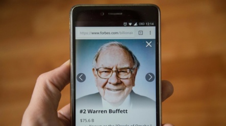 Warren Buffett ujawnia rekordowe rezerwy gotówkowe Berkshire Hathaway